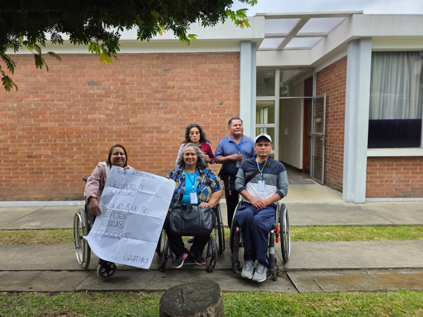Un momento del módulo, fue la socialización de ¿Qué es autonomía? Participantes de izquierda a derecha: Azucena Paz persona con discapacidad física (ONG-FELIX), Alicia Barrera persona con discapacidad física (FRATER), Silvia Retana persona con discapacidad visual (APENOVIJUT), Estanislao Ramos persona con discapacidad visual (ACUDE) y Esdras Morales persona con discapacidad física (PADIVI)
