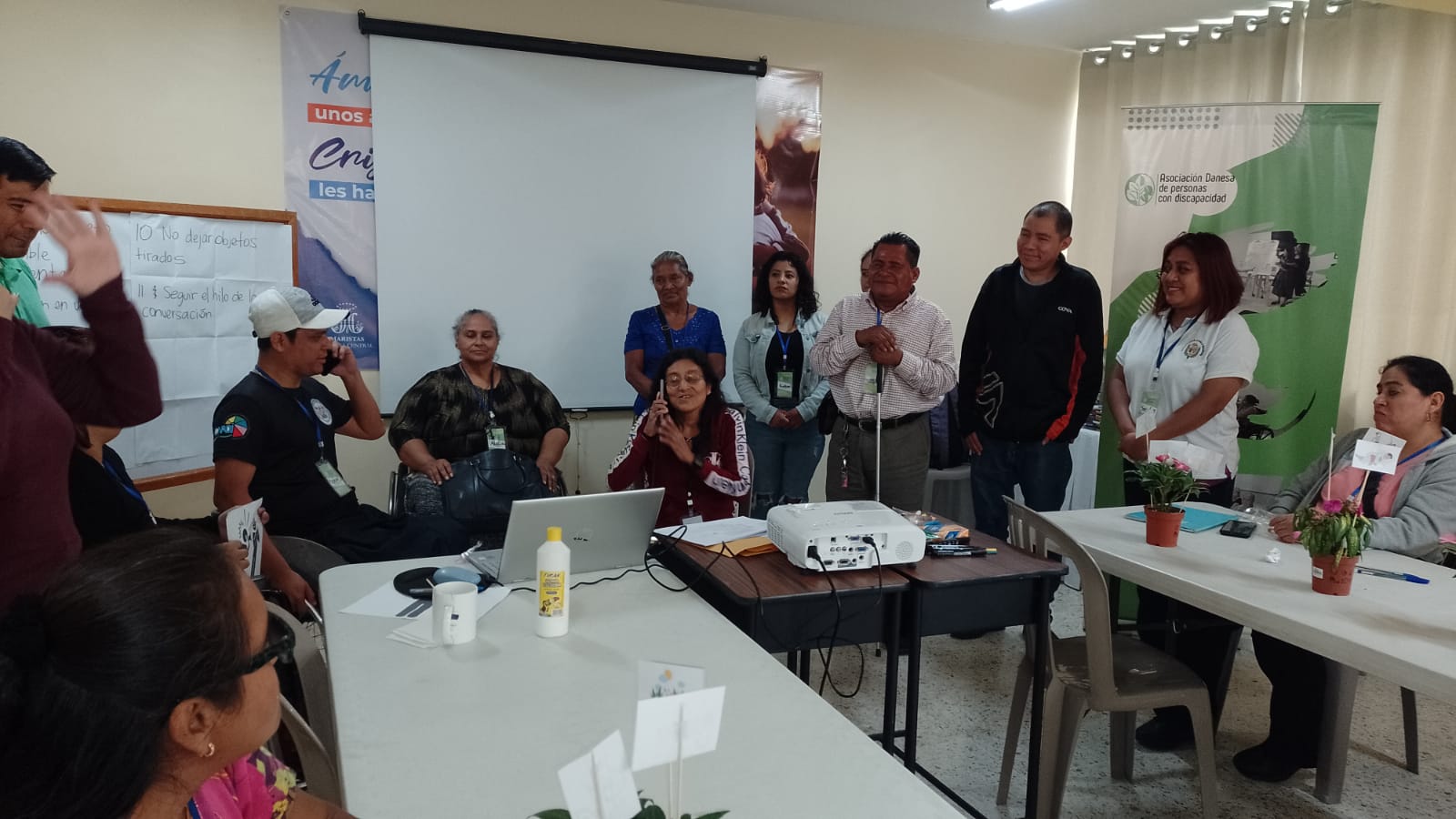 Las dramatizaciones fueron importantes para conocer la realidad de la discapacidad en Guatemala. Participantes de izquierda a derecha: Esdras Morales persona con discapacidad física (PADIVI), Alicia Barrera persona con discapacidad física (FRATER), Silvia Retana persona con discapacidad visual (APENOVIJUT), María Suy persona con discapacidad auditiva (ASORSUCHI), Kimberly López persona con discapacidad auditiva (ASQ), Estanislao Ramos persona con discapacidad visual (ACUDE), José David persona con discapacidad auditiva (ASORGUA), Soo-Lim persona con discapacidad auditiva (ADSQ) e Iris Sol persona con discapacidad auditiva (ASQ)