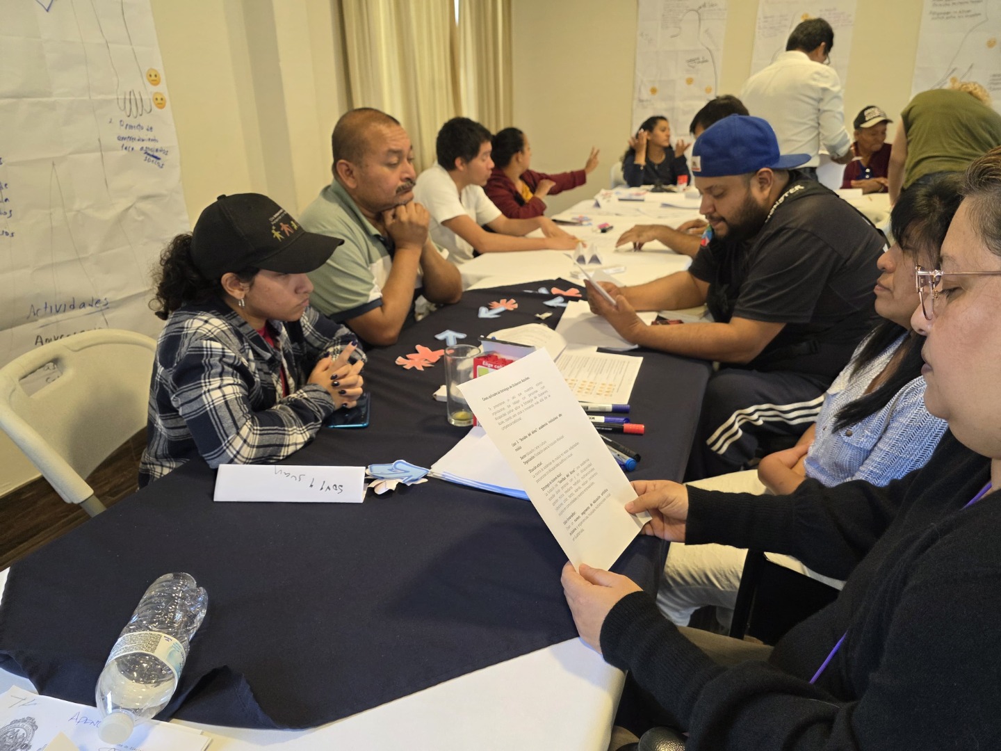 Análisis de casos Como parte de la integración y el trabajo en equipo, se conformaron grupos integrados por los tres sectores en donde analizaron casos ficticios relacionados a la Misión y Visión de una asociación. Texto alternativo: Personas sentadas alrededor de una mesa participan en un taller, leyendo documentos y conversando.