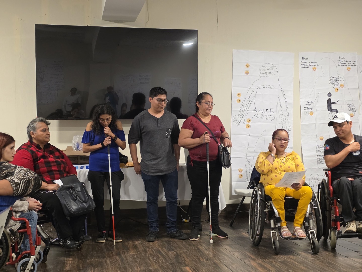 Socialización de los casos Se brindaron espacios de participación donde la intervención de cada socio fue clave promover el respeto y la escucha activa de cada uno. Texto alternativo: Grupo mixto con personas en silla de ruedas y con bastones blancos participa en una dinámica educativa.