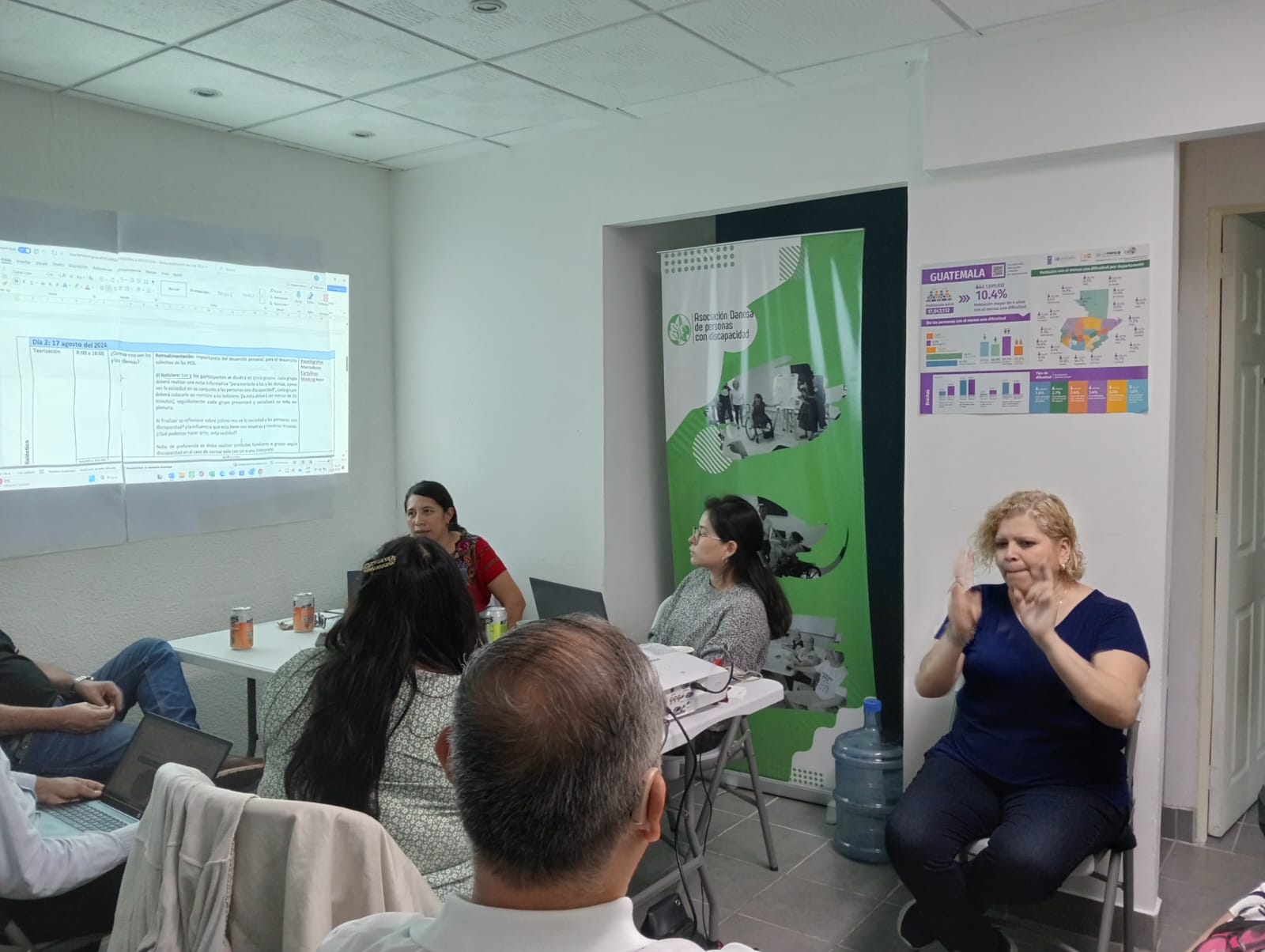 Posteriormente, se abrió un espacio participativo para que los facilitadores propusieran temas a incluir en los módulos. Estas propuestas reflejaron tanto la experiencia como el interés en abordar temas relevantes y contextualizados para el fortalecimiento de las asociaciones.