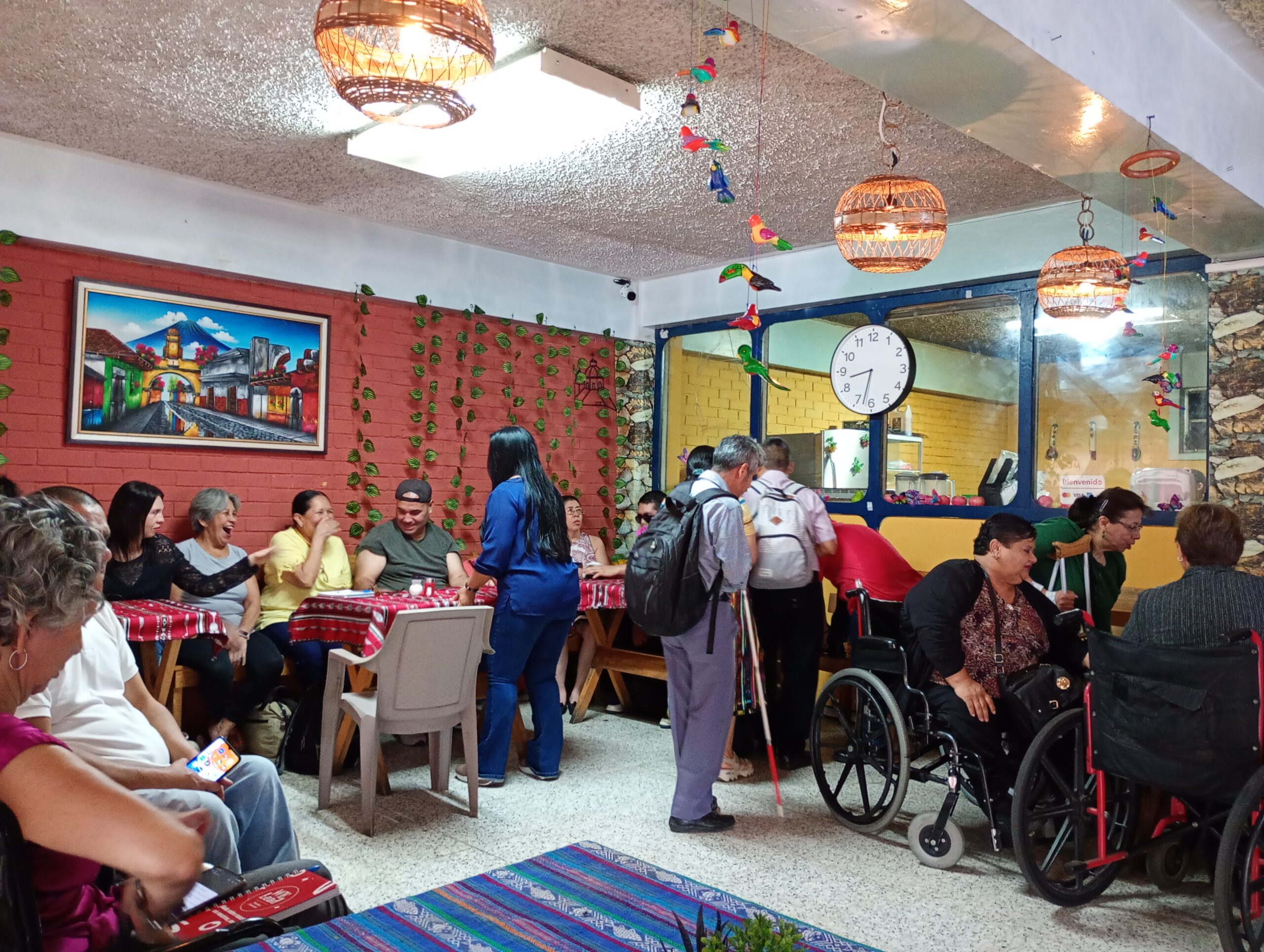Durante la actividad, se incluyó un espacio de trabajo en grupo, donde los socios pudieron compartir perspectivas y experiencias en un ambiente de respeto y escucha activa. Este intercambio contribuyó a profundizar la comprensión colectiva sobre cómo nuestra personalidad influye en nuestras emociones y formas de relacionarnos.