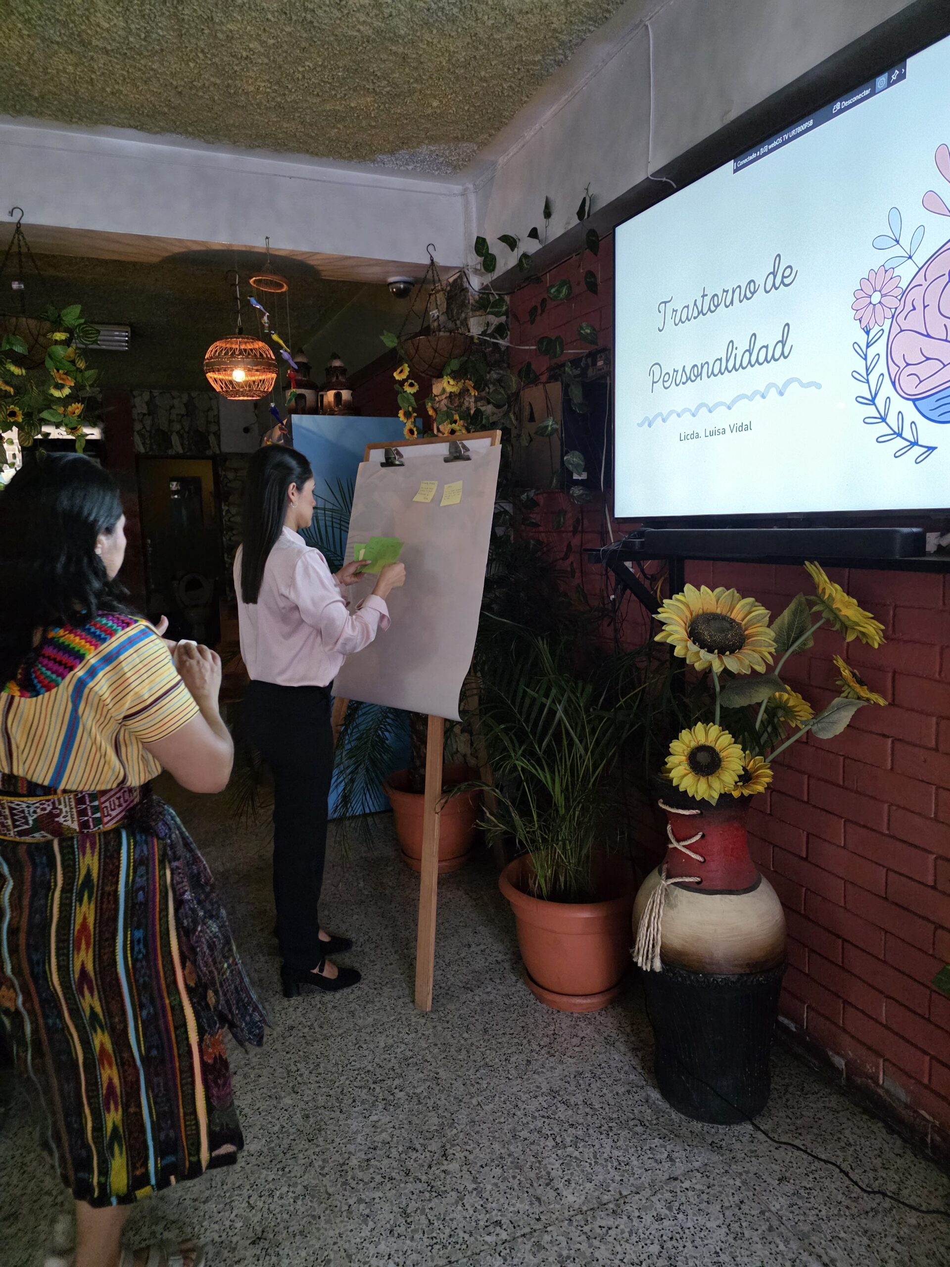 Durante el taller se promovió la participación de los socios, una técnica fue la lluvia de ideas