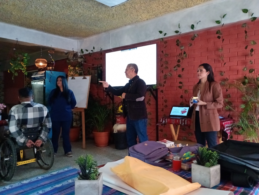 Julio Bámaca, representante del sector de personas con discapacidad auditiva brindó las palabras de bienvenida a la actividad común