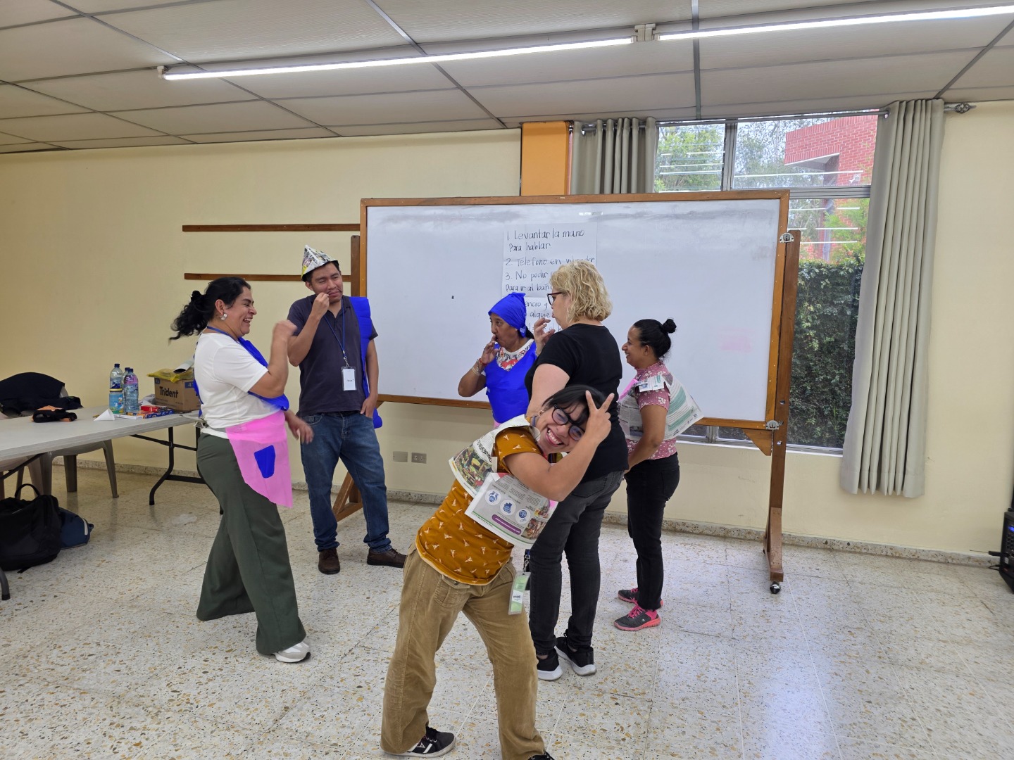 La comunicación es esencial, por ello se tuvo un espacio para dramatizaciones sobre una comunicación errónea y y las consecuencias que está puede tener. Participación personas con discapacidad auditiva e interprete: Iris Sol (ASQ), José David (ASORGUA), Sebastiana García (ASORSUCHI), Viviana de León (ADSQ) Loraine Herrera (Interprete) y Evelyn García (ASORGUA)