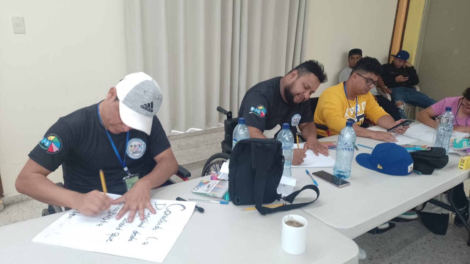 Uno de los momentos del desarrollo del módulo, fue la elaboración de la biblioteca humana, donde cada socio debía plasmar su historia de vida. Participantes sector discapacidad física -PADIVI-: Esdras Morales, Ferlandy Arriola y Cristian Peréz